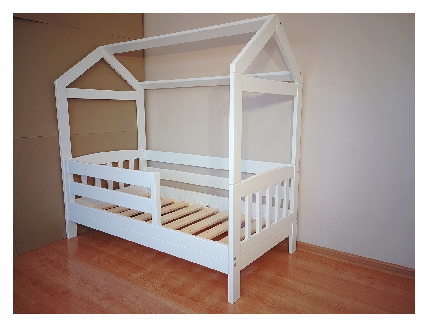 Madal maja voodi kõrgusega 14 cm põrandast, et mahuks alla robot tolmuimeja