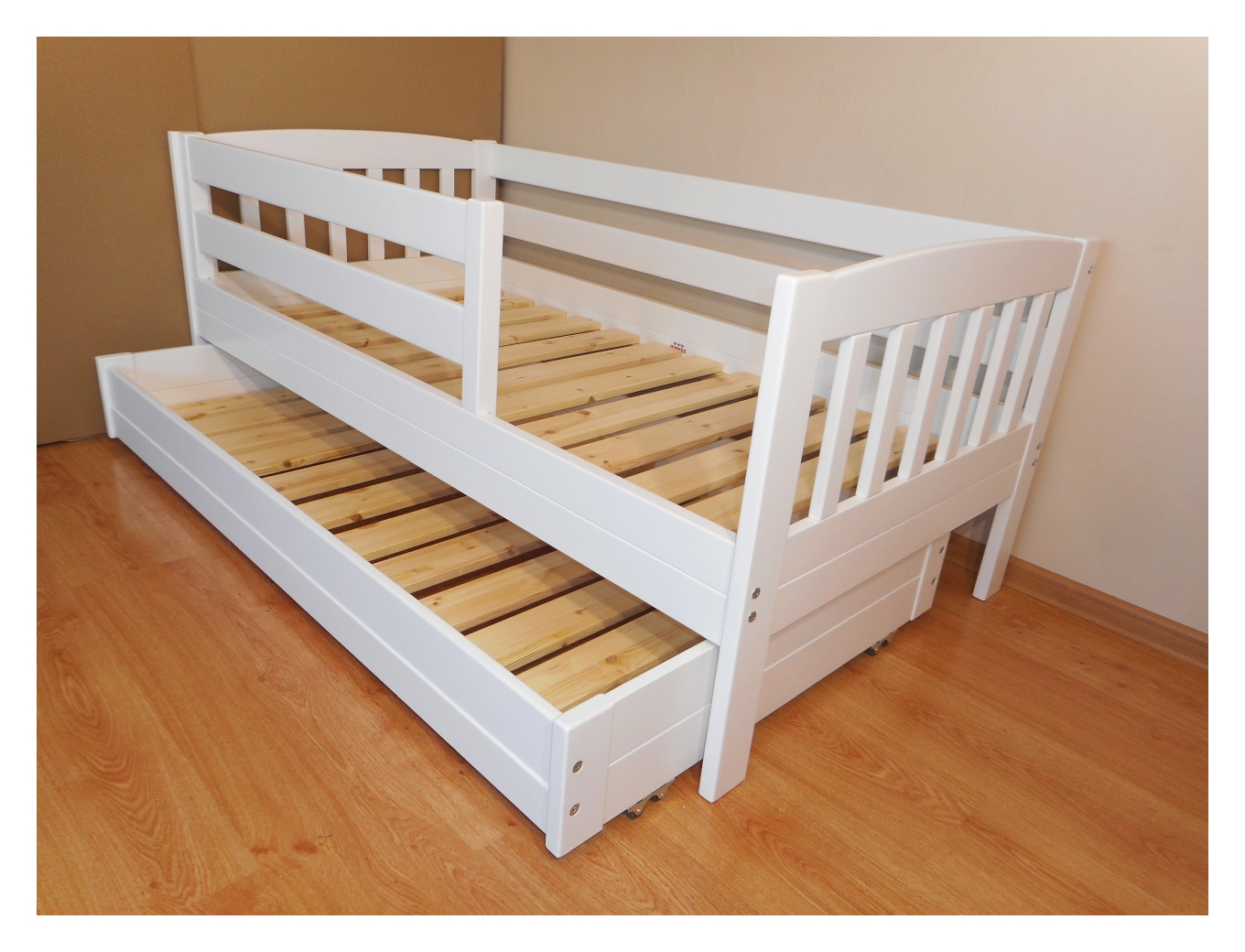 Voodi 80×160 turvapiirete ja lisavoodiga. Valge