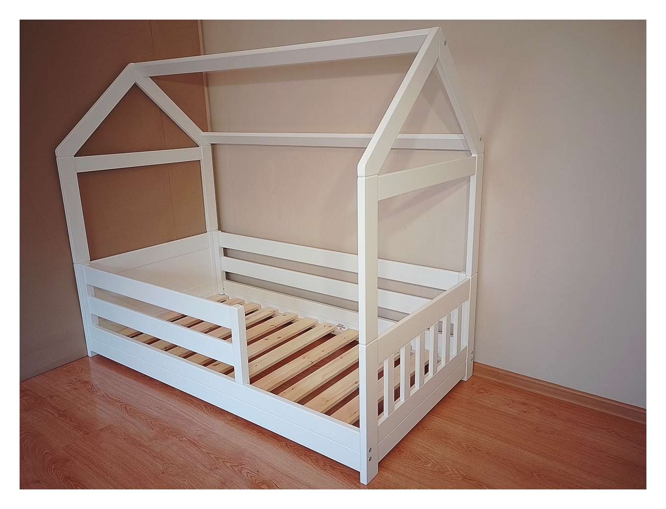 Põranda voodi madal maja kinnise peatsi laste voodi 80x160 cm mõõdus madratsile puidust