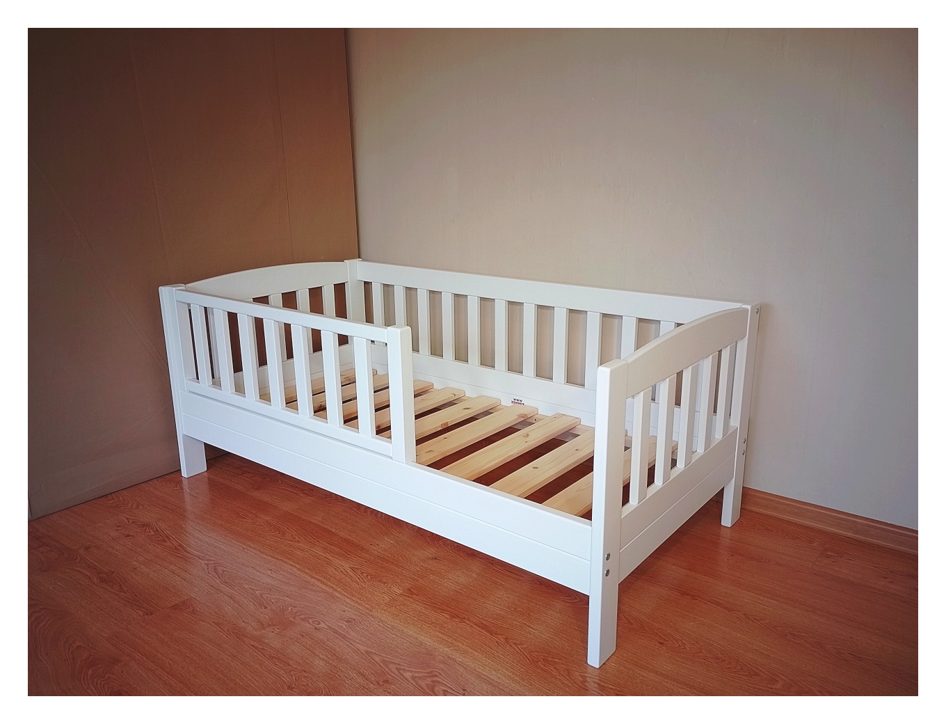 Madal voodi kõrgusega 14 cm põrandast sobiv robot tolmuimejale tugev puidust lastevoodi madratsile 70x140 cm valge