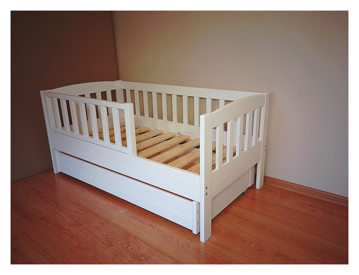 Pesukastiga lastevoodi turvapiirdega madratsile 70x140