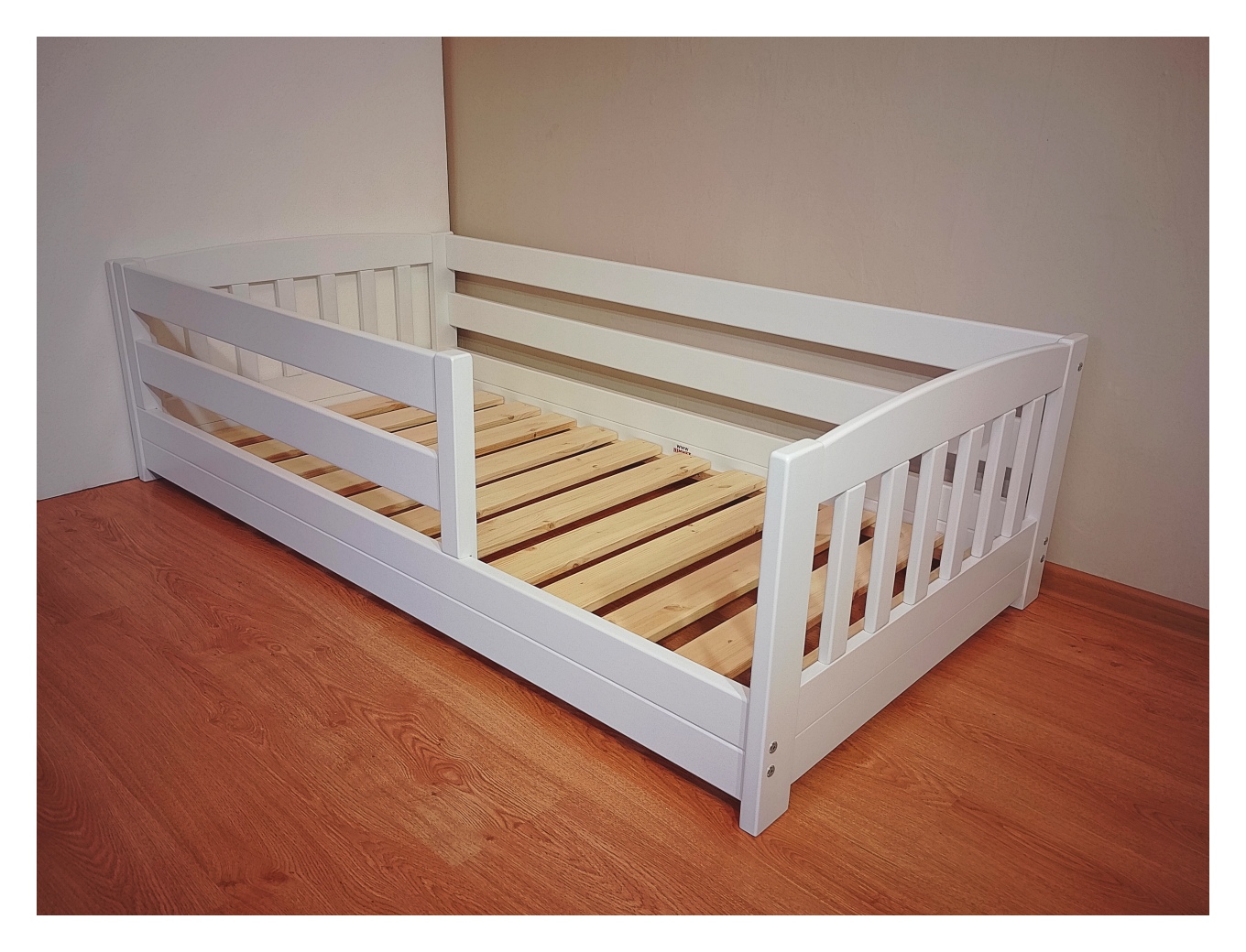 Madal voodi 80×160 turvapiiretega. Valge