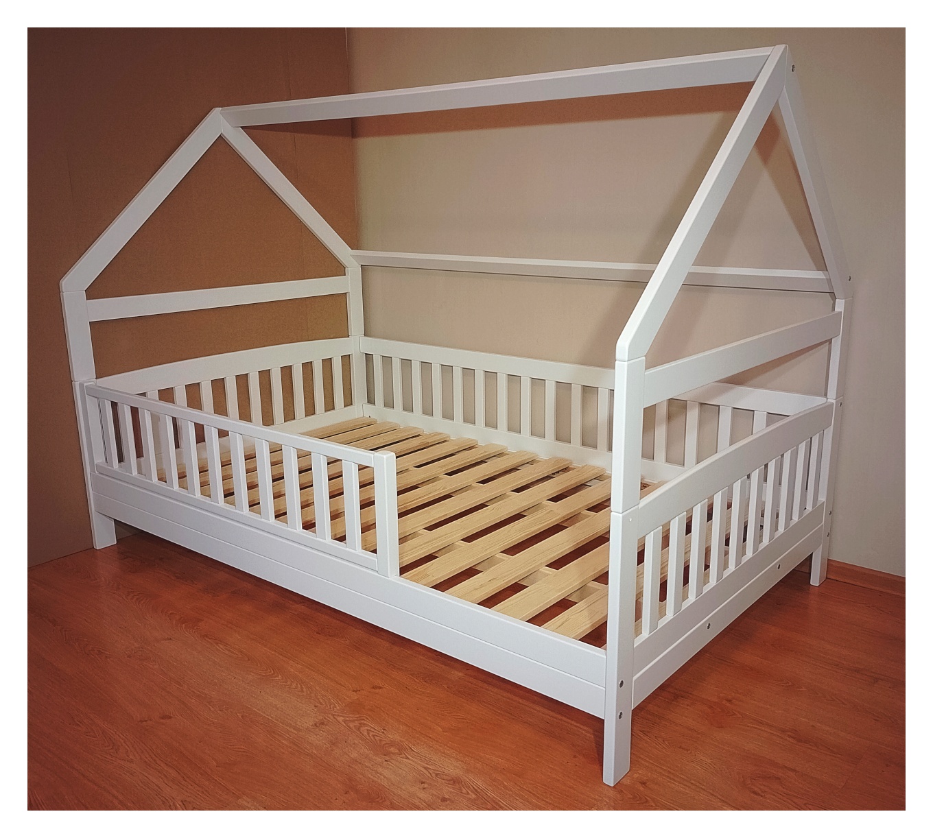 Robot tolmuimejale sobiva kõrgusega voodi põrandast 14 cm kõrgusel madal majavoodi lastele turvapiiretega ning täispuidust eemaldatava majaraamiga tugev vastupidav hea kandevõimega kvaliteetne saadaval üle Eesti.