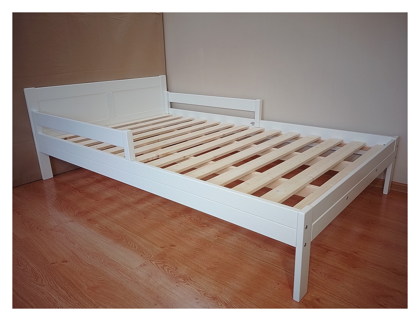 Voodi 120×200 turvapiiretega. Valge