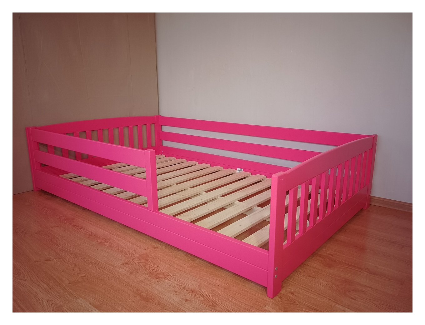 Lastevoodi madal roosa turvapiiretega 120x200 madratsile