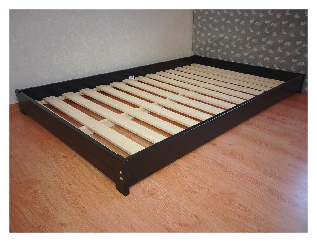 põrandavoodi 120x200,
madal voodiraam, must,
tugev täispuidust voodi,
lastevoodi